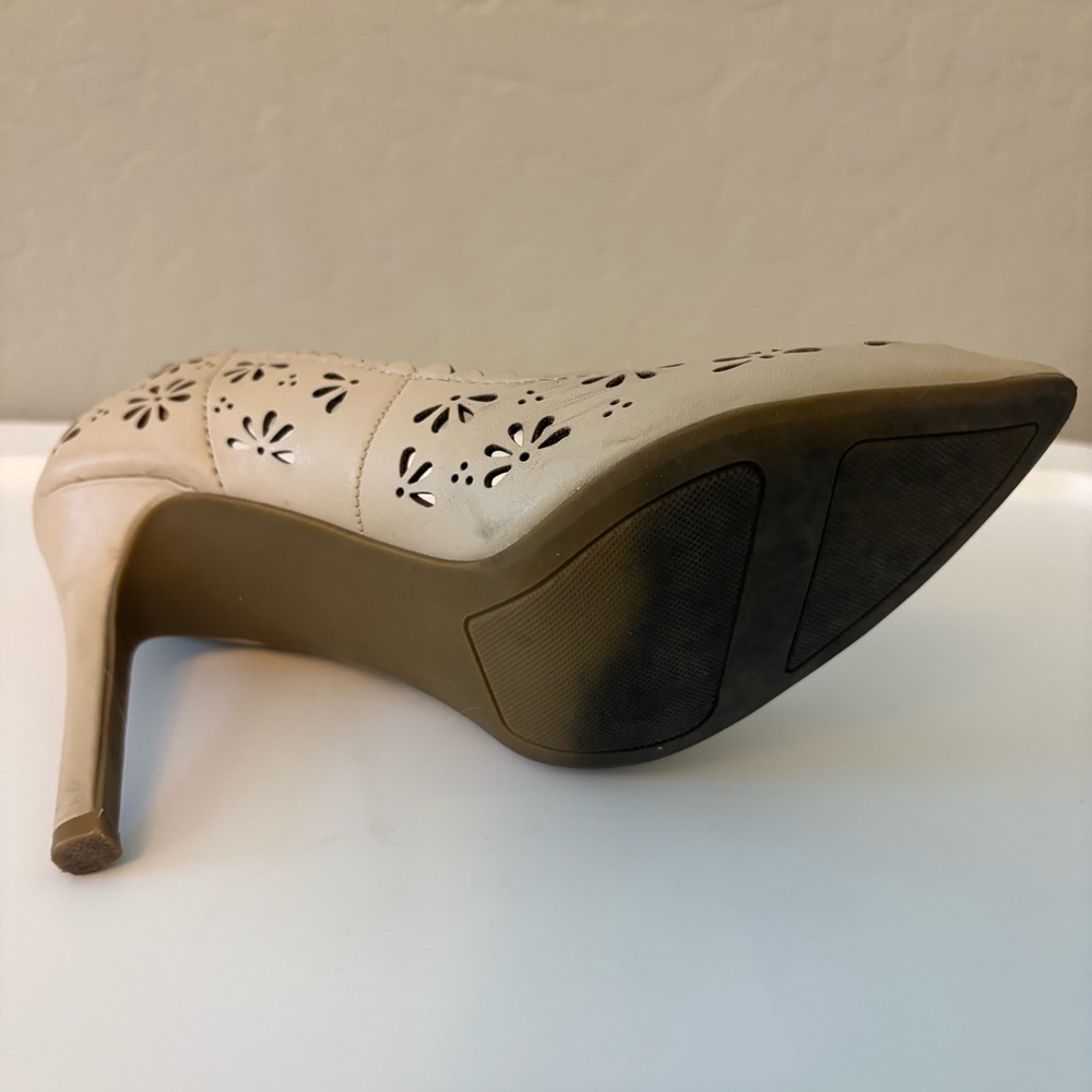 LC Lauren Conrad Confetti Ivory flower laser cut out stiletto heels size 6 - Picture 16 of 16